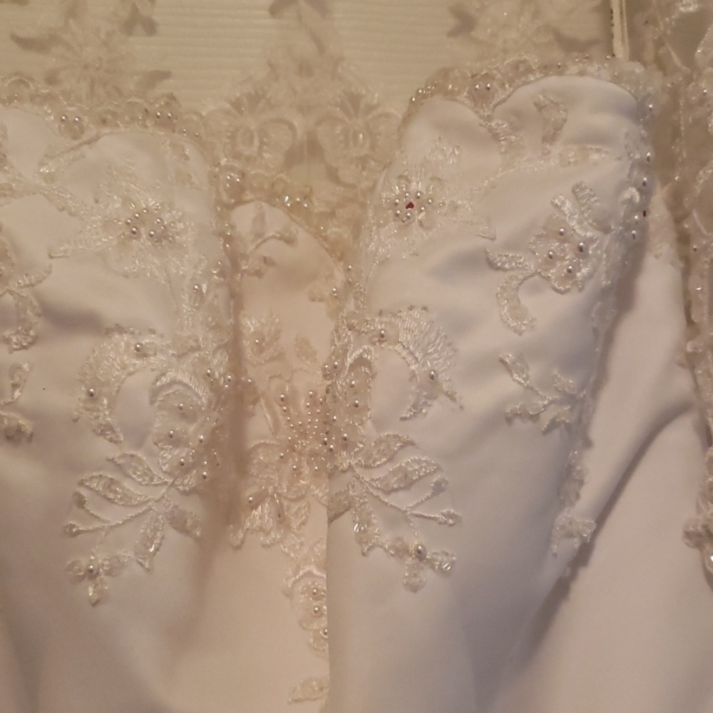 Wedding dress - Picture 2 of 8